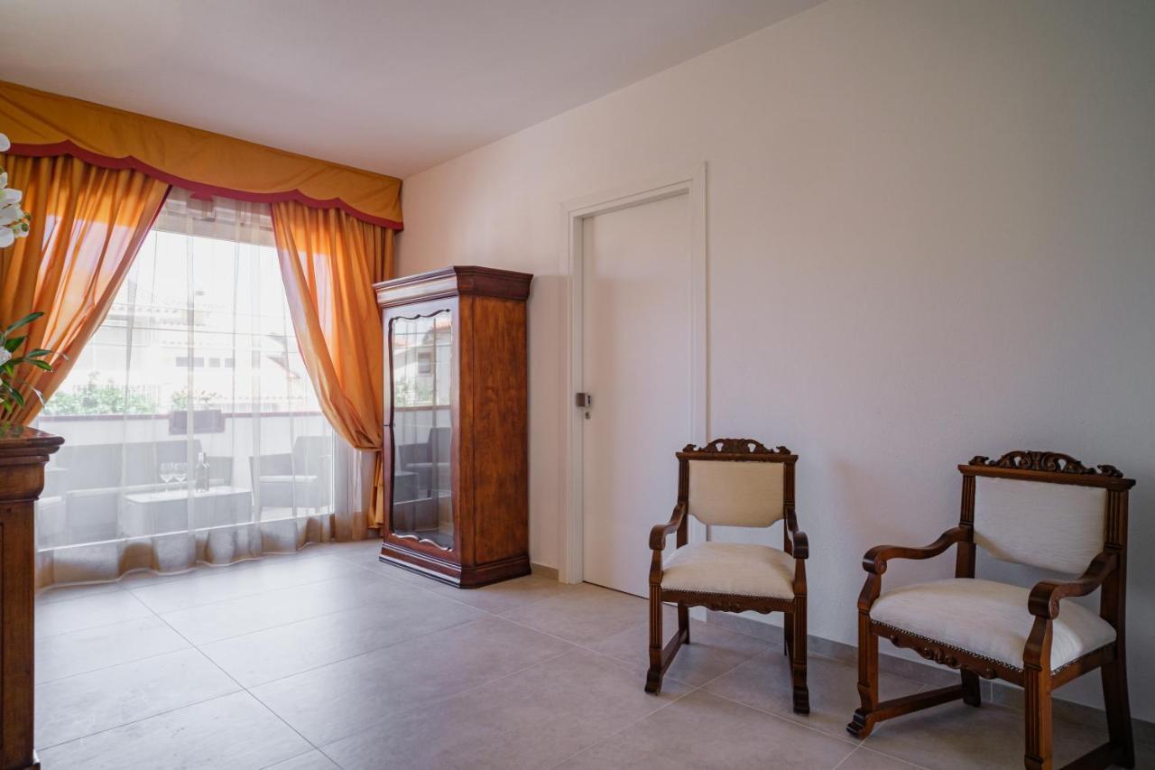Hotel As 10 House Olbia Esterno foto